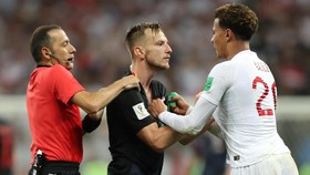 Inggris Kalah di Tengah dan Tergantung Bola Mati