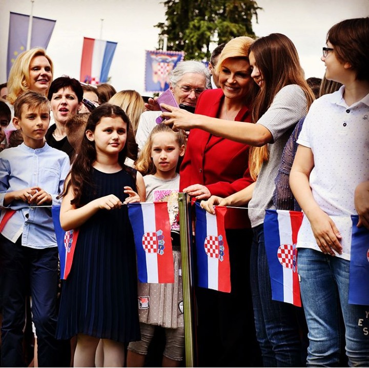 <p>Ini di momen lain Kolinda dikelilingi anak-anak. (Foto: Instagram @presjednicarh)</p>
