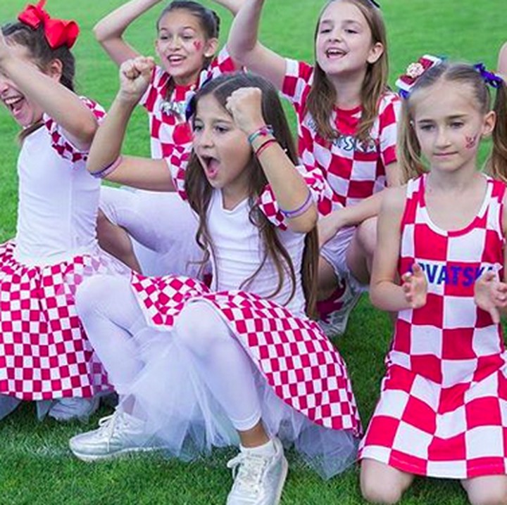 <p>Ketika motif baju timnas Kroasia dijadikan motif dress dan rok tutu untuk suporter cilik. Keren juga ya, Bun? (Foto: Instagram/ @zagrepcanke_i_decki)  </p>