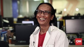 Mandra Sambut Kelahiran Anak di Usia 54 Tahun