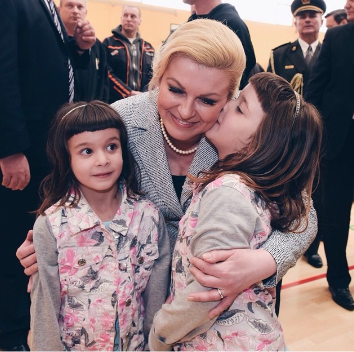 <p>Presiden Kroasia, Kolinda Grabar-Kitarovic, jadi perbincangan karena foto mirip dirinya yang berlibur dengan balutan bikini. Tapi The Sun melaporkan perempuan berbikini tersebut sebenarnya bintang film dewasa asal Amerika Serikat, Coco Custin. Oke lupakan pemberitaan itu, sekarang simak keceriaan Presiden Kroasia bersama anak-anak yuk, Bun. (Foto: Instagram @presjednicarh)</p>
