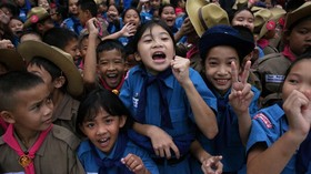FOTO: Ekspresi Bahagia Sambut Penyelamatan Remaja dari Gua