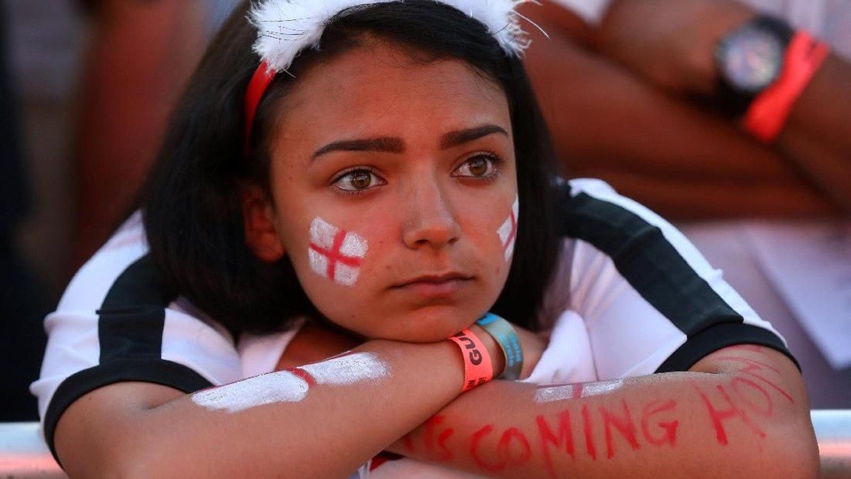 FOTO: Inggris Pulang, Suporter Alami Kesedihan