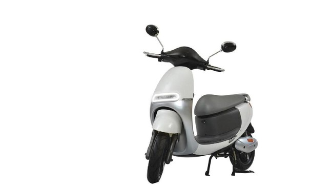 Satu kali pengisian sampai penuh dengan durasi lima sampai tujuh jam, sepeda motor listrik yang digunakan perusahaan Gojek bisa bergerak sejauh 60 kilometer.
