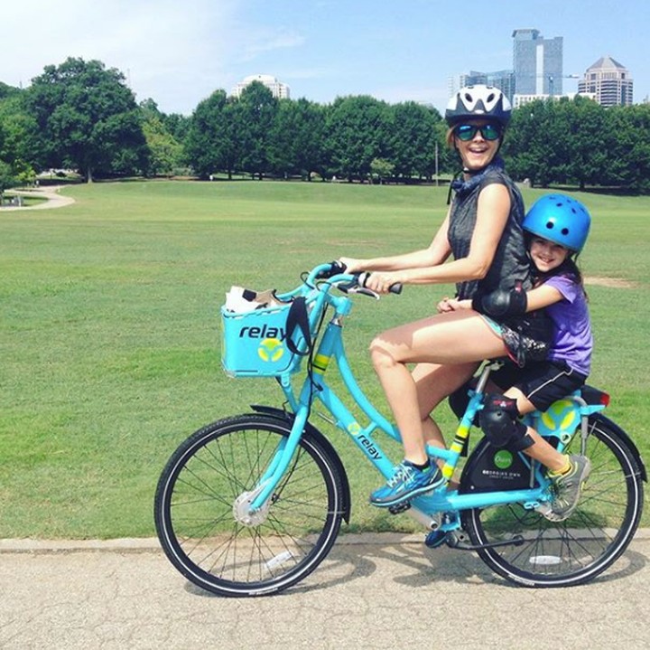 <p>Seru banget nih Abby saat sepedaan bareng bunda. (Foto: Instagram @abbyryderfortson)</p>