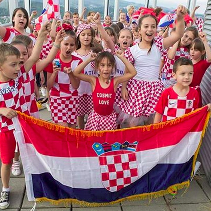 <p>Jangan salah, dukungan dari suporter cilik seperti ini juga bisa jadi amunisi semangat buat anggota timnas yang sedang tanding lho. (Foto: Instagram/ @zagrepcanke_i_decki)  </p>