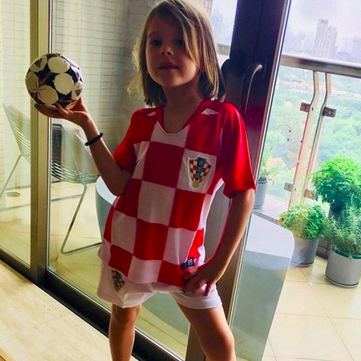 <p>Aih, sudah luwes banget sih anak yang satu ini bergaya dengan baju timnas plus bolanya. He-he-he. (Foto: Instagram/ @croatsallovertheworld)  </p>