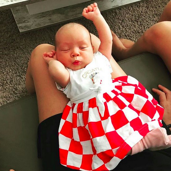 <p>Motif baju timnas yang dijadikan motif rok tutu lucu juga nih. (Foto: Instagram/ @emilia.and.mommy)  </p>