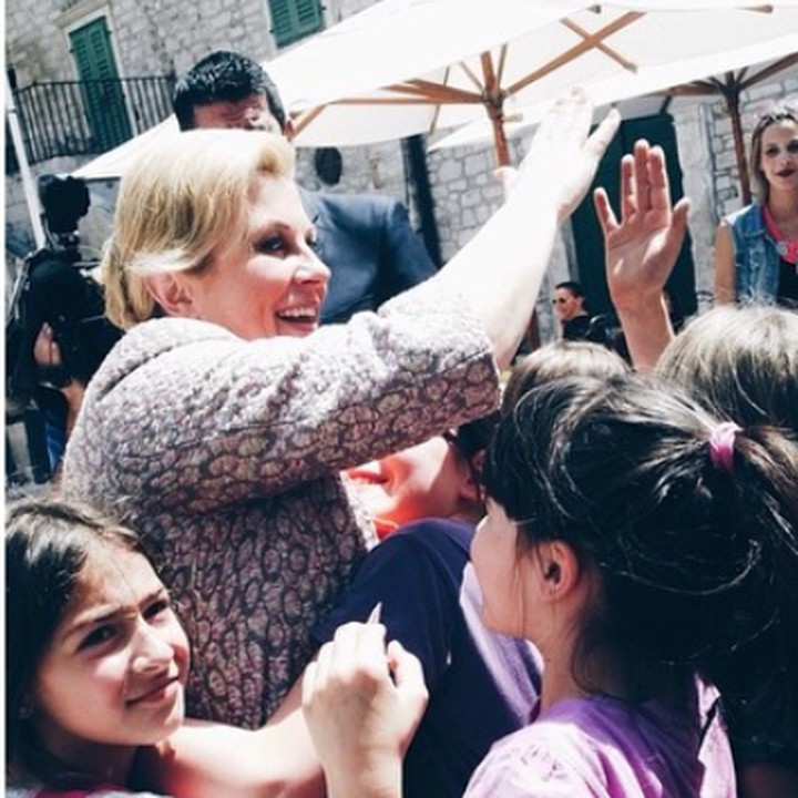 <p>Anak-anak memang bisa membawa keceriaan dan kebahagiaan. Tuh lihat sang Ibu Presiden Kroasia happy banget saat ber-high five dengan anak-anak. (Foto: Instagram @presjednicarh)</p>