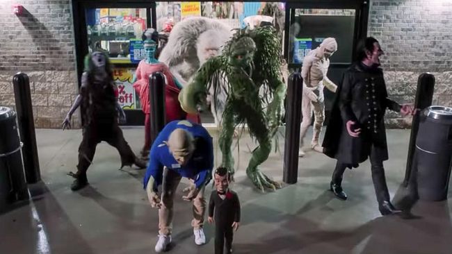 Teror permen jelly, mainan dan makhluk Halloween yang bisa berbicara dan mengejar manusia kembali ke dunia dalam trailer film 'Goosebumps 2: Haunted Halloween.'
