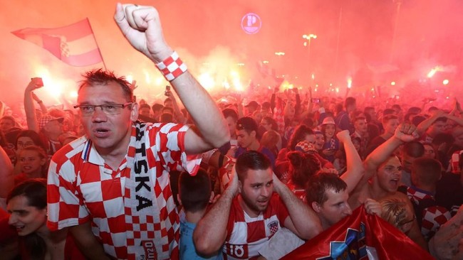 FOTO: Inggris Pulang, Suporter Alami Kesedihan