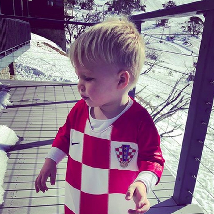 <p>Nggak apa-apa bajunya kegedean, yang penting ikut merasakan euforia Piala Dunia. He-he-he. (Foto: Instagram/ @bbs80)  </p>