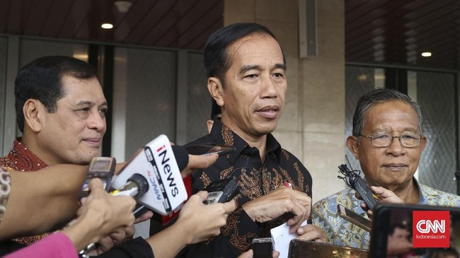 Presiden Republik Indonesia Joko Widodo juga ikut keranjingan menonton sejumlah laga pesta sepak bola dunia di Rusia tersebut dari layar kaca.