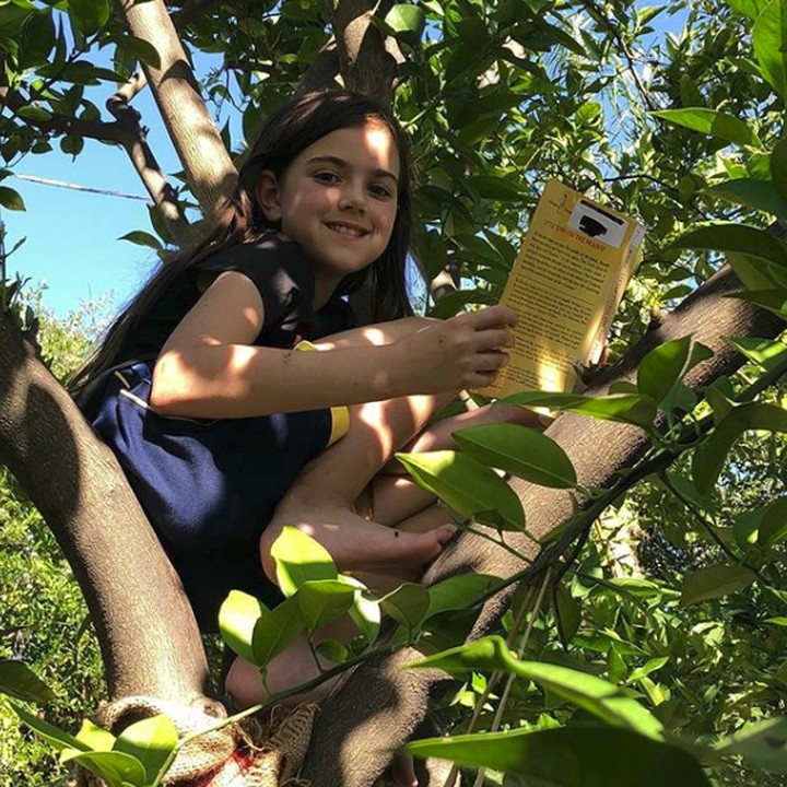 <p>Salah satu hal favorit Abby adalah memanjat pohon jeruk dan membaca buku. (Foto: Instagram @abbyryderfortson)</p>
