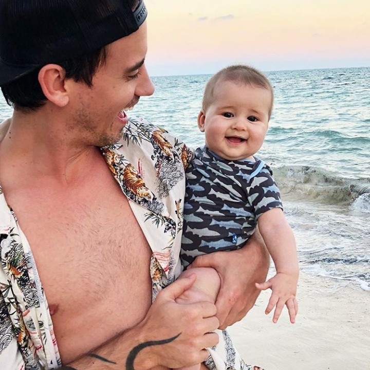 <p>Momen happy lainnya saat main ke pantai... (Foto: Instagram @clintmoffat)</p>
