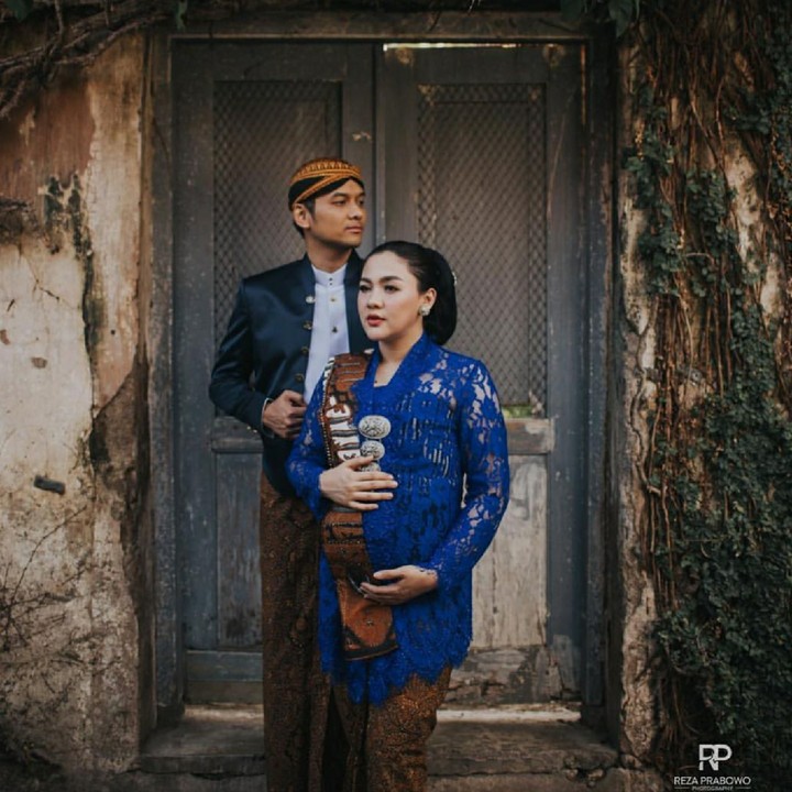 Vicky Shu selalu punya ide unik dan menarik untuk mengabadikan momen kehamilannya. Bisa jadi inspirasi nih, Bun. (Foto: Instagram/rezaprabowophoto via vickyshu)
