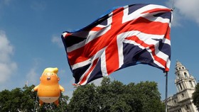 Balon Bayi Trump Raksasa Melayang di Depan Parlemen Inggris