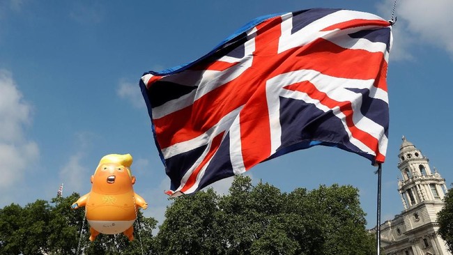 Sebagai tanda protes kedatangan Presiden AS, ratusan orang berkumpul di depan gedung parlemen Inggris untuk menerbangkan balon bayi raksasa Donald Trump.