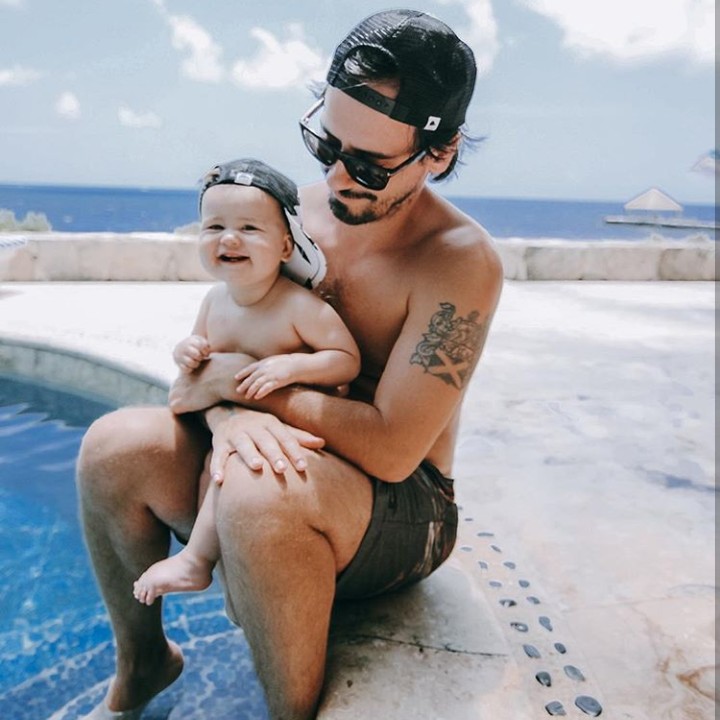 <p>Happy banget berenang sama si kecil. (Foto: Instagram @clintmoffat)</p>