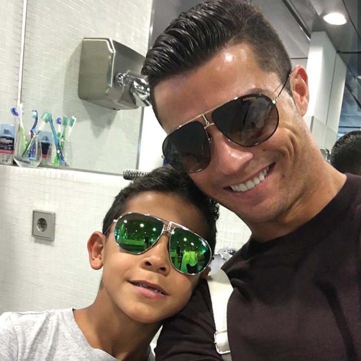 <p>Kompak sama-sama pakai kacamata hitam. (Foto: Instagram @cristiano)</p>