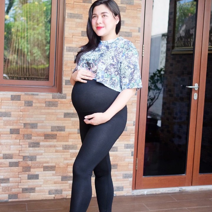 Baby bump besar nggak mengurangi kadar kecantikan Vicky nih. (Foto: Instagram/vickyshu)