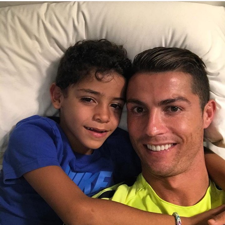 <p>Dengan pose begini, mirip kan Cristiano Ronaldo dengan putra sulungnya, Cristiano Ronaldo Junior. (Foto: Instagram @cristiano)</p>