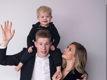 Beginilah Saat Pemain Timnas Belgia De Bruyne Momong Anak