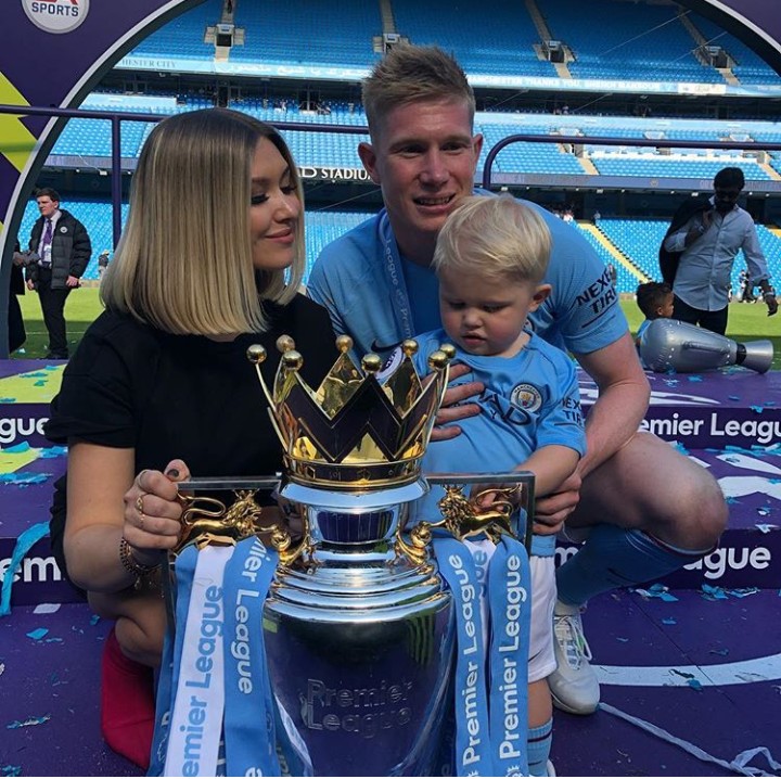 <p>Mason terpana melihat trofi yang besar nih. (Foto: Instagram @lacroixmiche)</p>