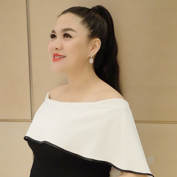 Dipotret dari sisi ini, bumil Vicky kelihatan makin cantik ya. (Foto: Instagram/vickyshu)