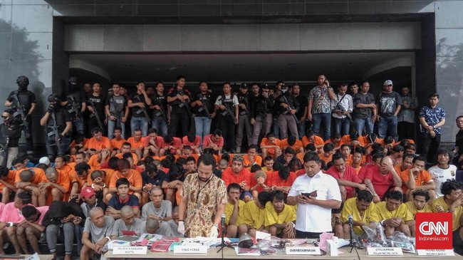 Kelompok jambret asal Jakarta Utara 'Bad Boy' melakukan aksinya beramai-ramai. Enam orang sekaligus diturunkan untuk merampas barang berharga korbannya.