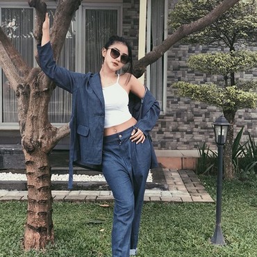 Tampil Seksi & Menggoda, Ghea Youbi Curi Perhatian Hotman Paris