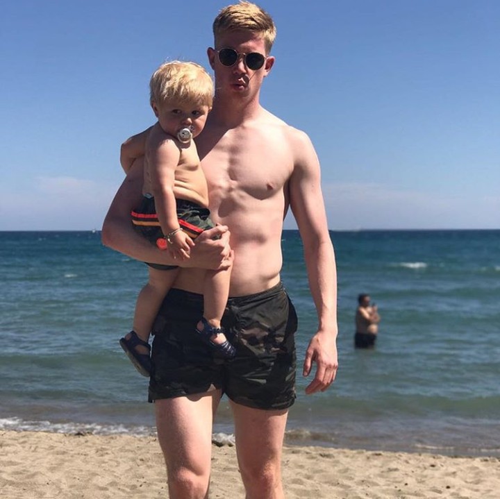 <p>Wah si kecil Mason maunya digendong sang ayah terus ya, hi-hi. (Foto: Instagram @kevindebruyne)</p>