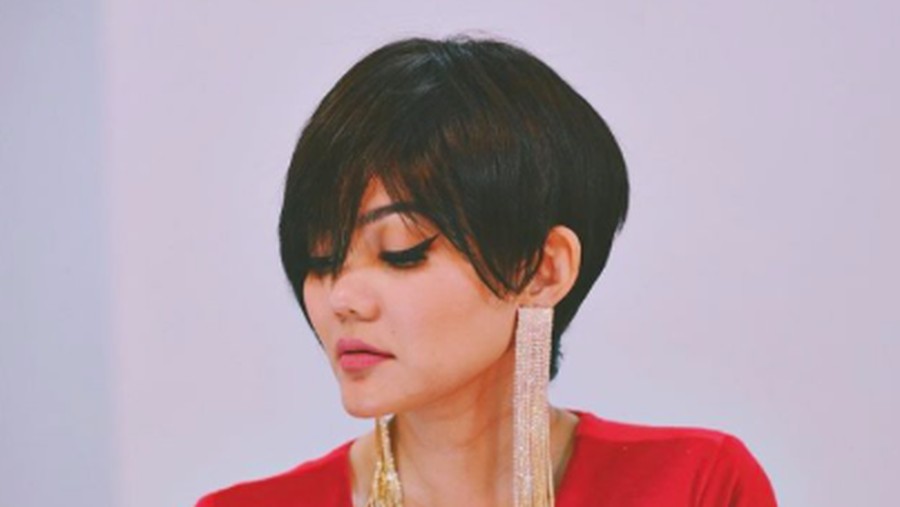 Penampilan Rina Nose yang dibully netizen.