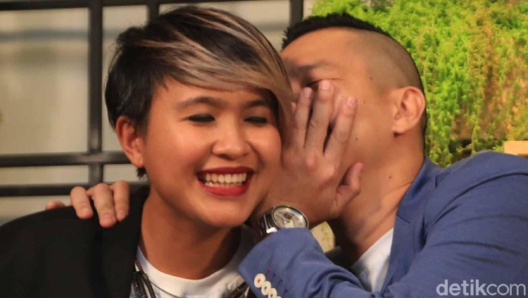 Istri Ernest Prakasa, Meira Anastasia, selalu punya cara untuk menjadi ibu yang apa adanya namun tetap percaya diri.