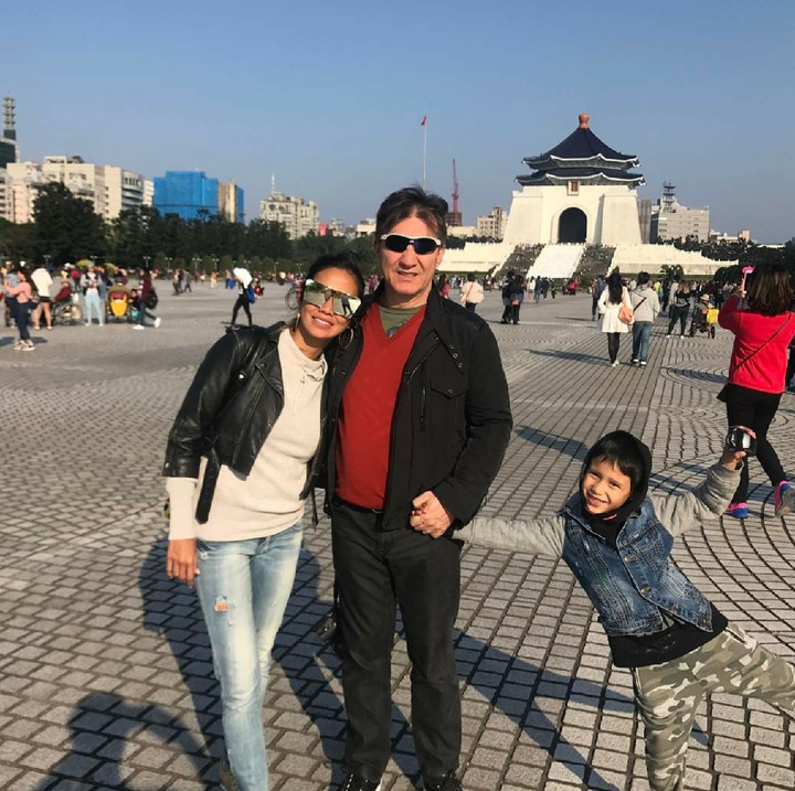 <p>Lihat deh gaya si kecil bareng orang tuanya. Hi-hi, ada-ada aja ya. (Foto: Instagram/sebastian_paredes1961)</p>