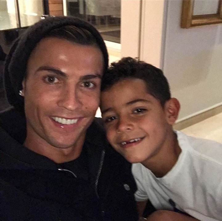 <p>Senyumnya manis sekali. (Foto: Instagram @cristiano)</p>