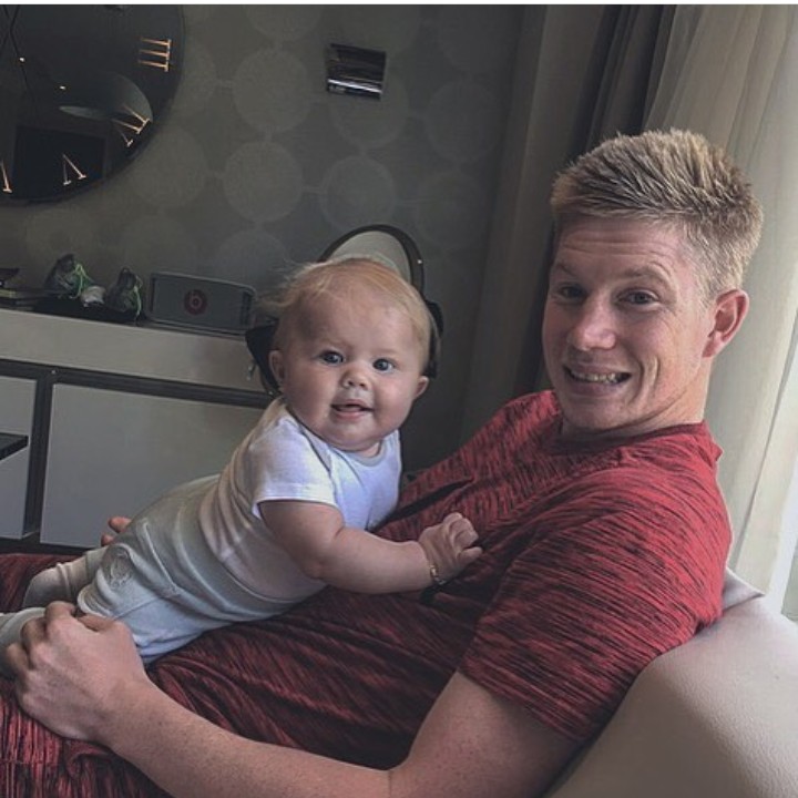 <p>Kalau sedang di rumah begini, maka 'pekerjaan' Kevin De Bruyne adalah momong anak, he-he. (Foto: Instagram @kevindebruyne)</p>