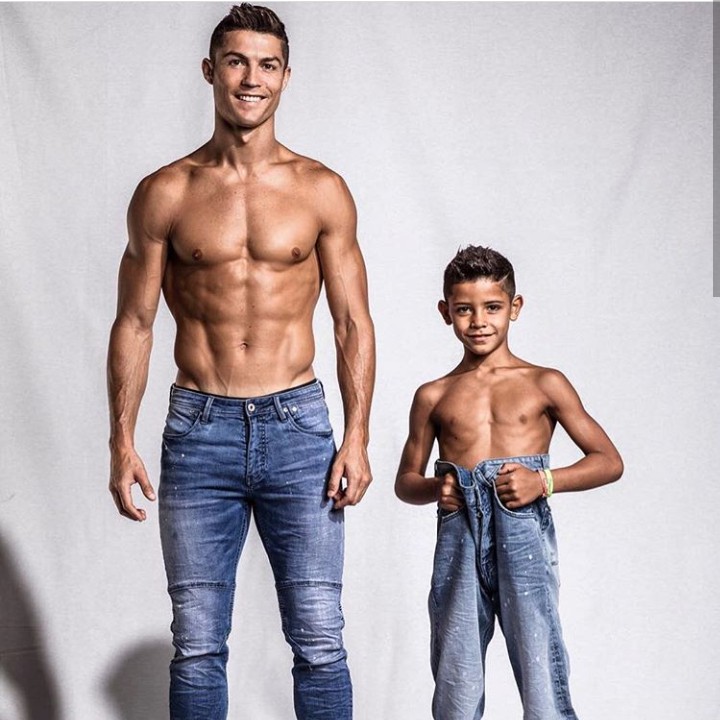 <p>Dengan penampilan yang sama makin mirip ya? (Foto: Instagram @cristiano)</p>