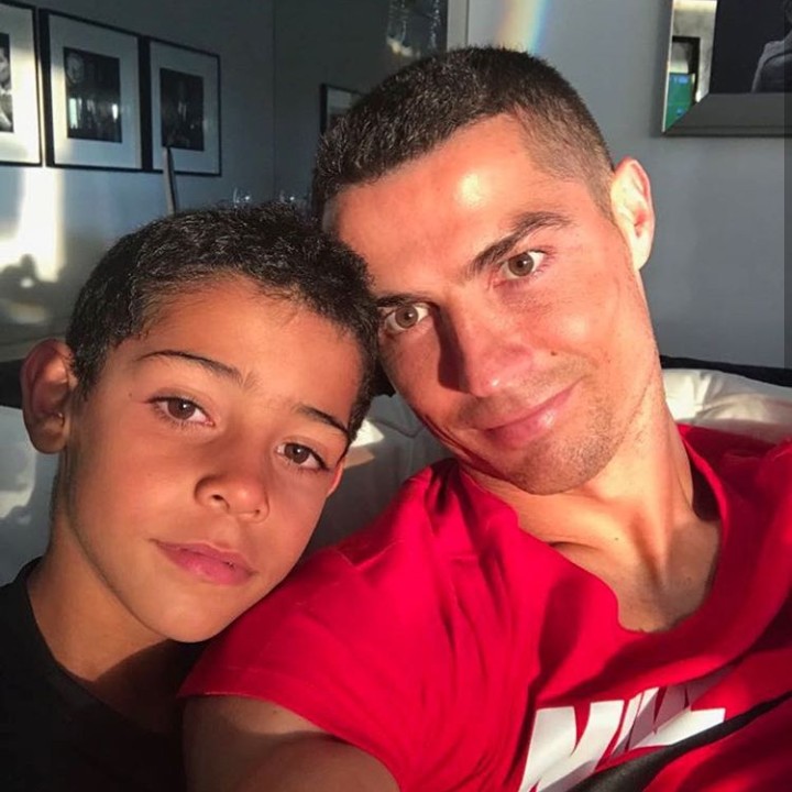 <p>Wefie dulu yuk... Senyum tipis pun tetap manis, he-he. (Foto: Instagram @cristiano)</p>