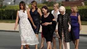 Muka Berubah-ubah, Melania Trump 'Digosipkan' Punya Tiruan