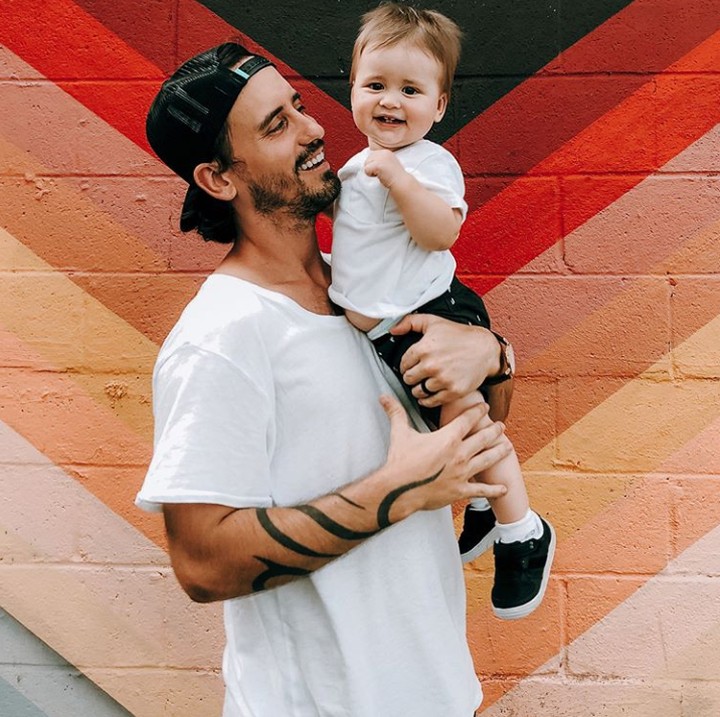 <p>I used to call you my girl. I used to call you my friend. I used to call you the love. The love that I never had... Siapa yang ingat ini lirik lagu apa? Ya, betul, I miss You Like Crazy-nya The Moffats. (Foto: Instagram @clintmoffat)</p>