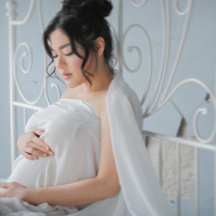 Vicky Veranita Yudhasoka Shu atau yang lebih dikenal Vicky Shu kini lagi hamil besar, Bun. Usia kehamilan Vicky Shu kini sudah 39 minggu, tinggal menghitung hari persalinan nih. (Foto: Instagram/aldosinarta via vickyshu)