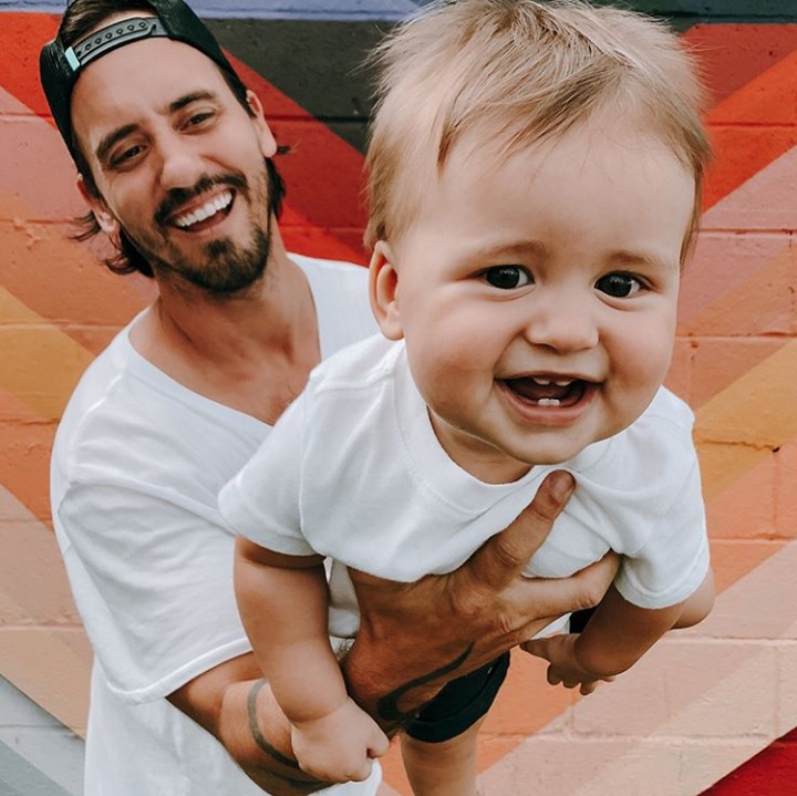<p>Ceria banget senyum ayah dan anak ini. (Foto: Instagram @clintmoffat)</p>