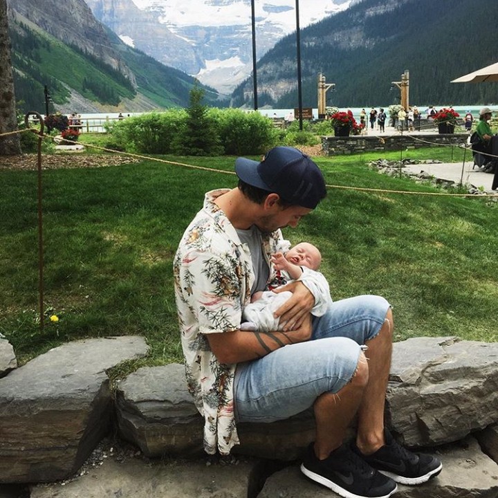 <p>Aih luwesnya Clint Moffats saat menggendong Lake yang masih bayi. (Foto: Instagram @clintmoffat)</p>