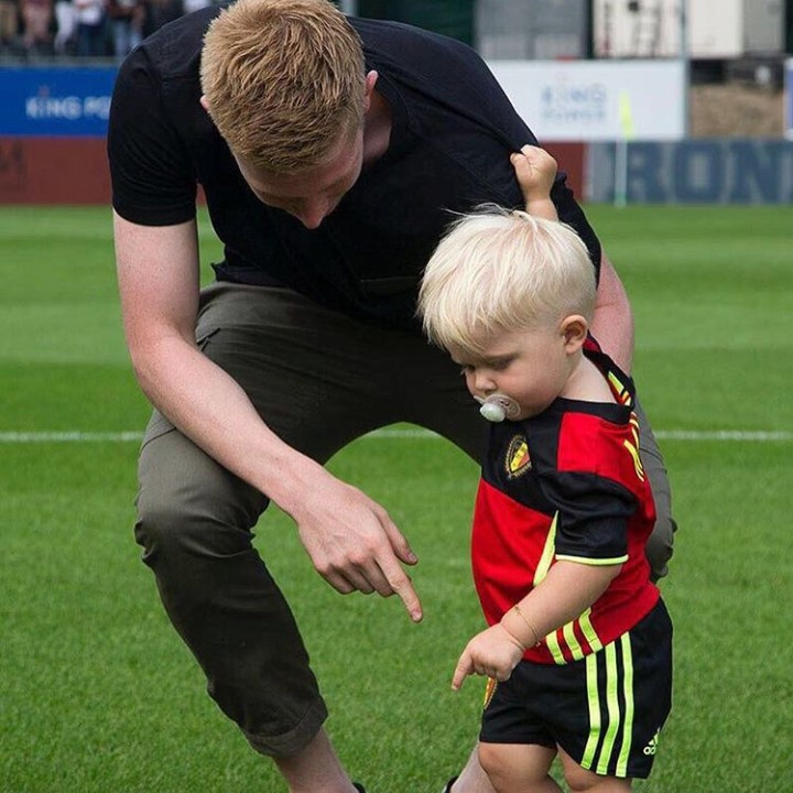<p>Iya, Nak, ini bola. Yuk ditendang! (Foto: Instagram @kevindebruyne)</p>