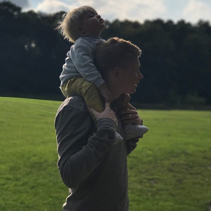 <p>Digendong seperti ini, si kecil Mason sepertinya menikmati banget ya. (Foto: Instagram @lacroixmichele)</p>