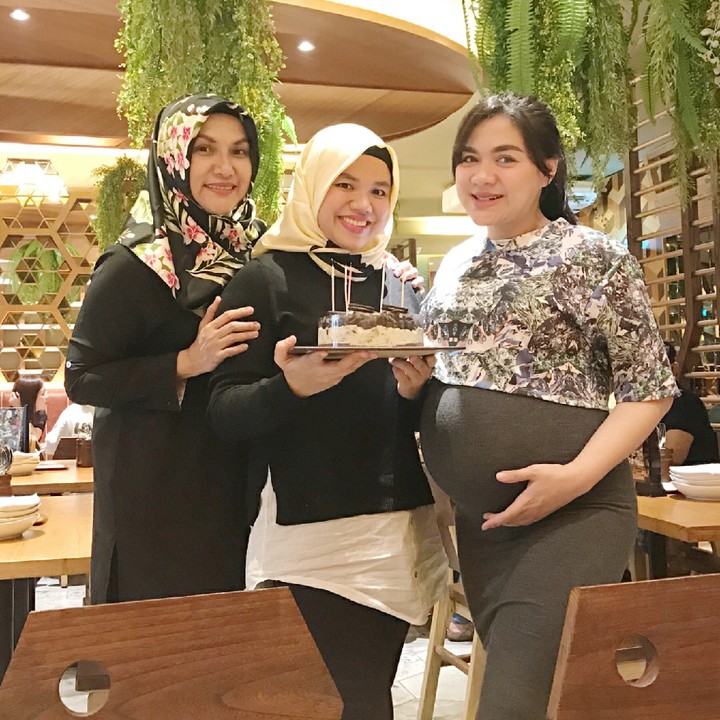 Meski sedang hamil besar Vicky Shu tetap aktif dan berkegiatan di luar. Termasuk datang ke acara ultah sang adik. (Foto: Instagram/vickyshu)