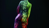 Penyelenggara menentukan tema berbeda setiap tahunnya. Kali ini, seniman dituntut mebuat bodypainting dengan tema 'Kecerdasan Buatan'. (dok. REUTERS/Lisi Niesner)