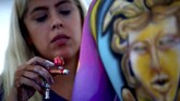 Seorang seniman tengah mendadandani model dalam acara World Bodypainting Festival 2018 yang diselenggarakan di Klagenfurt, Austria pada 13 Juli 2018. Tahun ini (dok. REUTERS/Lisi Niesner)