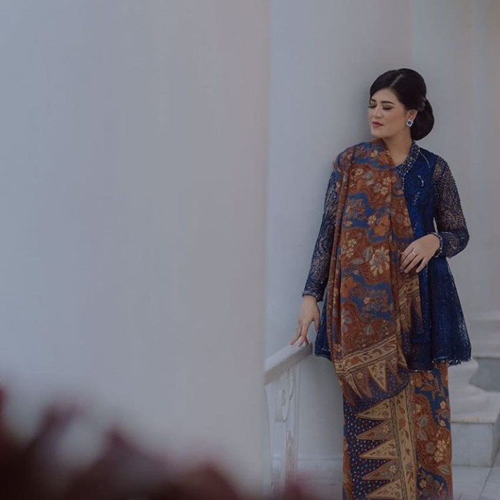 <p>Anggun banget deh pakai baju ini. (Foto: Instagram @garyevan/ @rio_yapari/ @ristoyapari)</p>